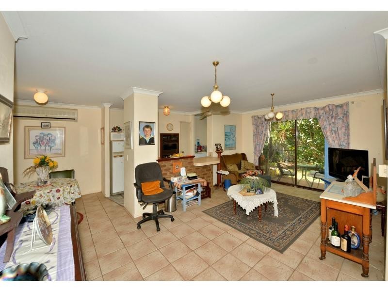 4 Sunningdale Chase, Meadow Springs WA 6210