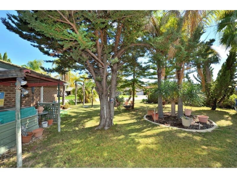 4 Sunningdale Chase, Meadow Springs WA 6210