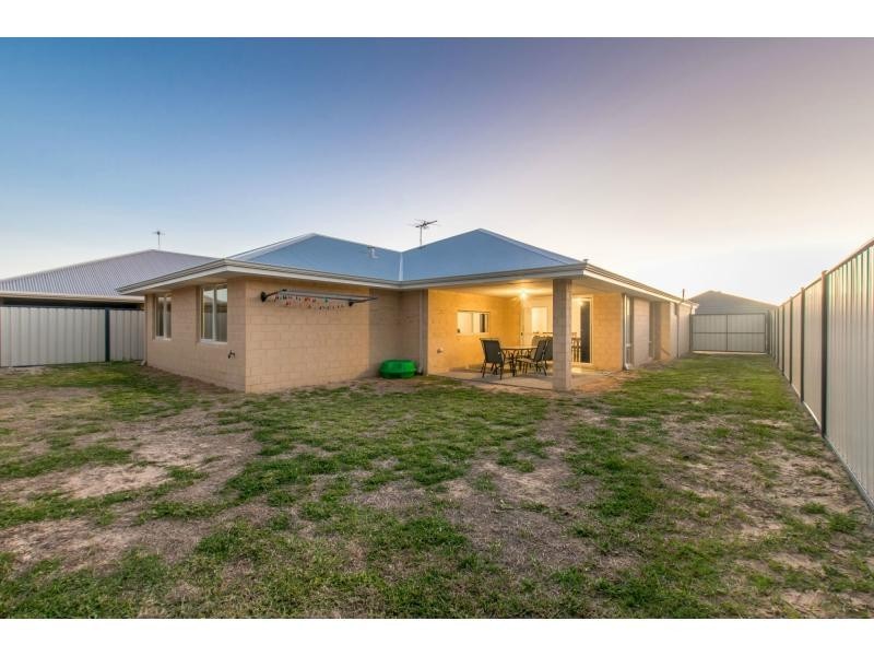 24 Medinah Street, Meadow Springs WA 6210