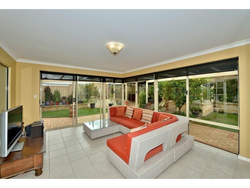 9 Coastal Retreat, Wannanup WA 6210