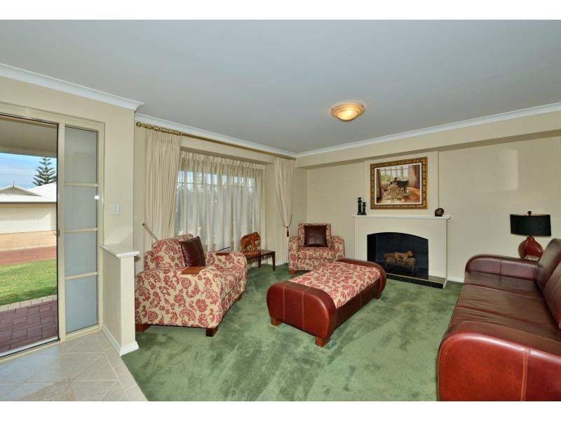 9 Coastal Retreat, Wannanup WA 6210