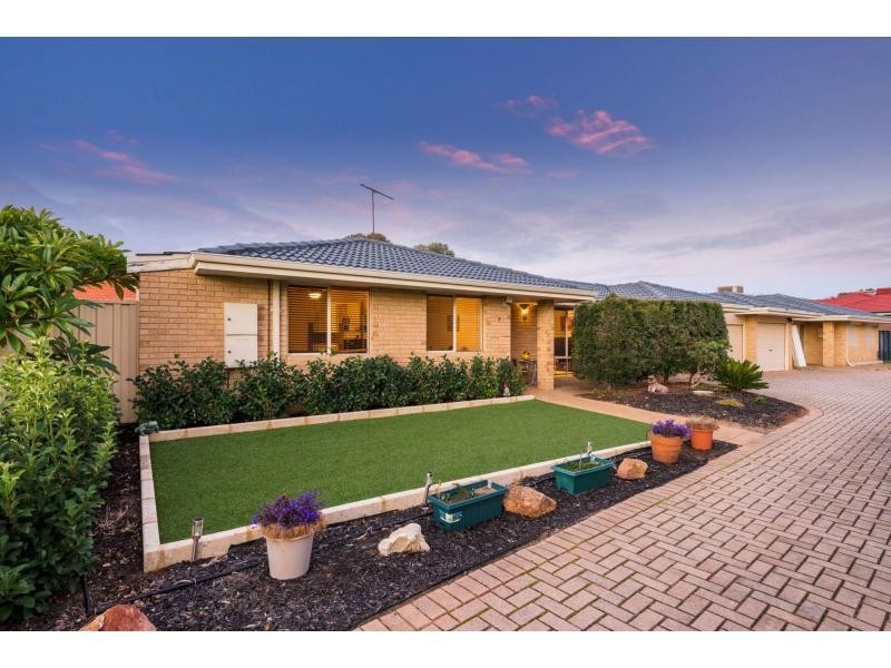 2/27 Wrotham Place, Marangaroo WA 6064