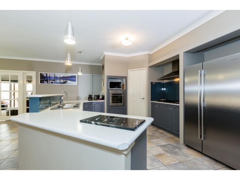 16 Arpenteur Turn, Madora Bay WA 6210