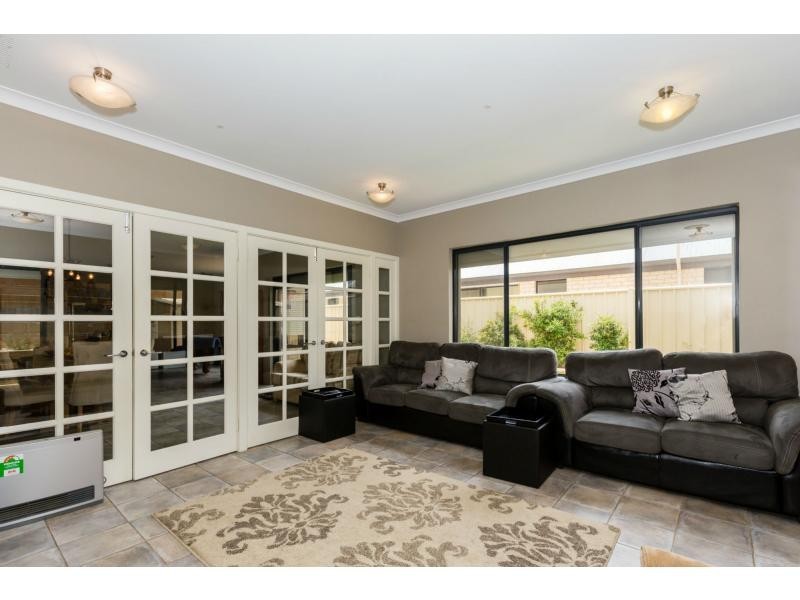 16 Arpenteur Turn, Madora Bay WA 6210