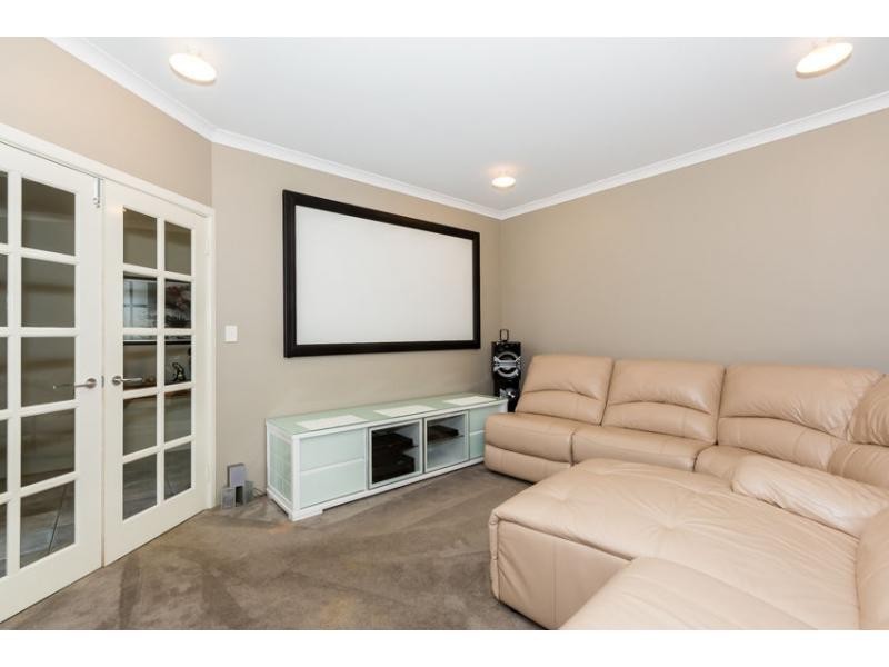 16 Arpenteur Turn, Madora Bay WA 6210