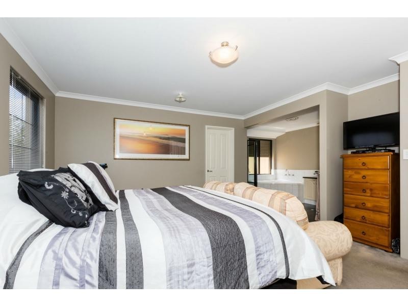 16 Arpenteur Turn, Madora Bay WA 6210