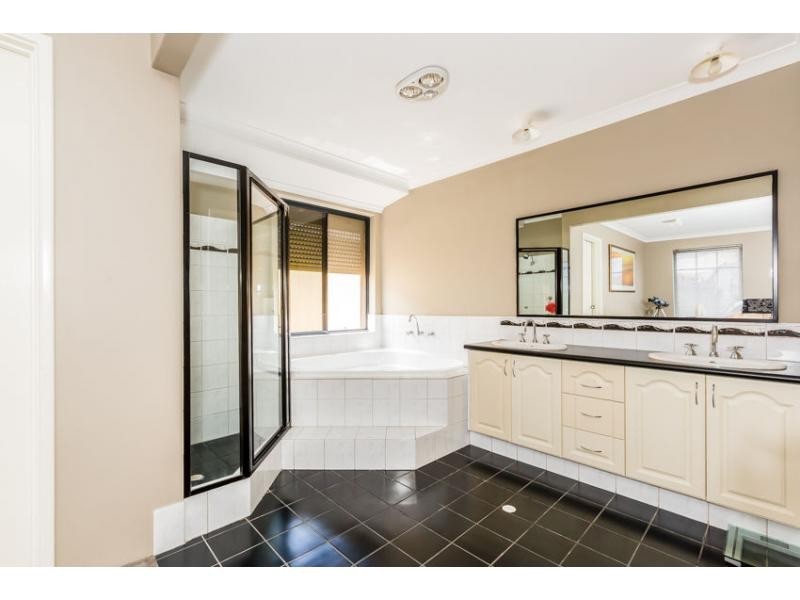 16 Arpenteur Turn, Madora Bay WA 6210