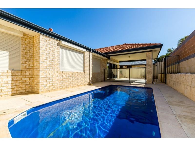 16 Arpenteur Turn, Madora Bay WA 6210