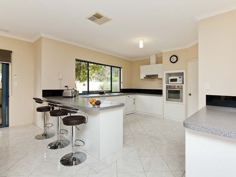 4 Midsummer Circle, Pinjarra WA 6208