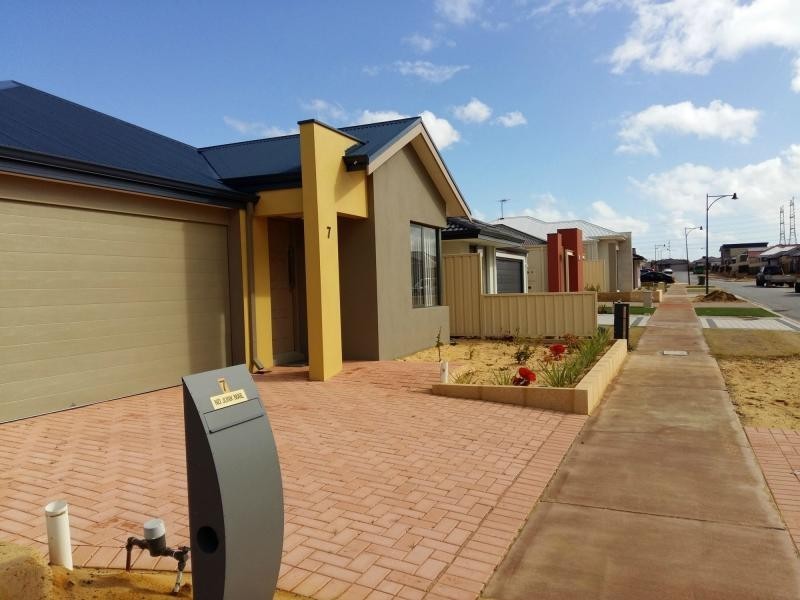 8 Birch Road, Aubin Grove WA 6164