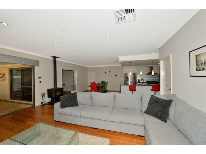 6 Senecio Way, Halls Head WA 6210