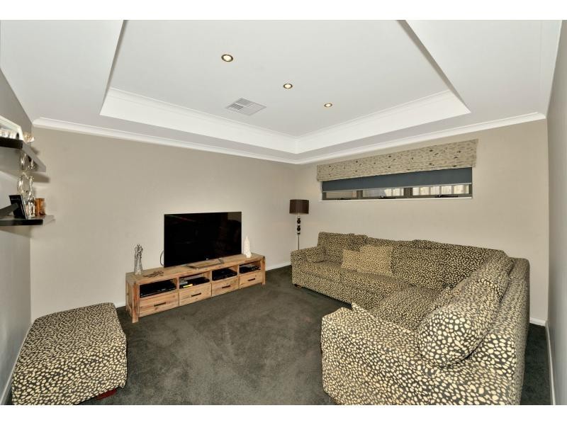 6 Senecio Way, Halls Head WA 6210