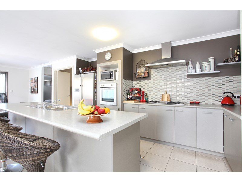 8 Anhinga Trail, Dudley Park WA 6210