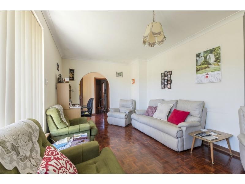 122 Railway Parade, Queens Park WA 6107