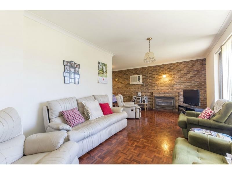 122 Railway Parade, Queens Park WA 6107