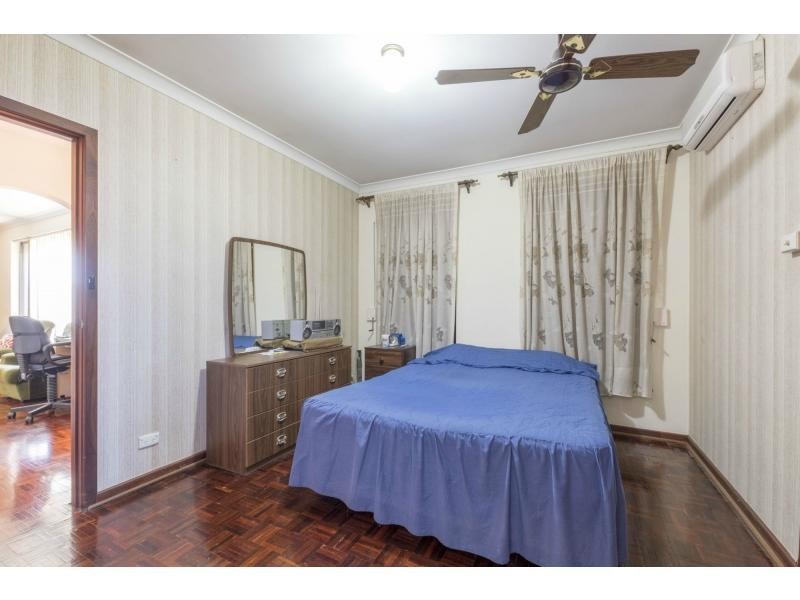 122 Railway Parade, Queens Park WA 6107