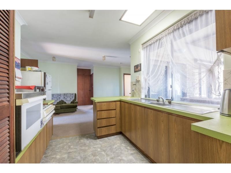 122 Railway Parade, Queens Park WA 6107