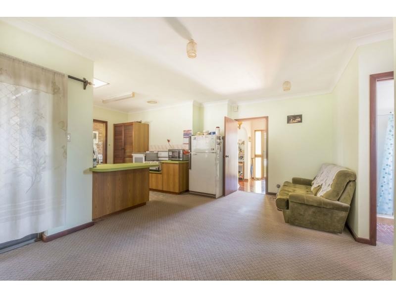 122 Railway Parade, Queens Park WA 6107