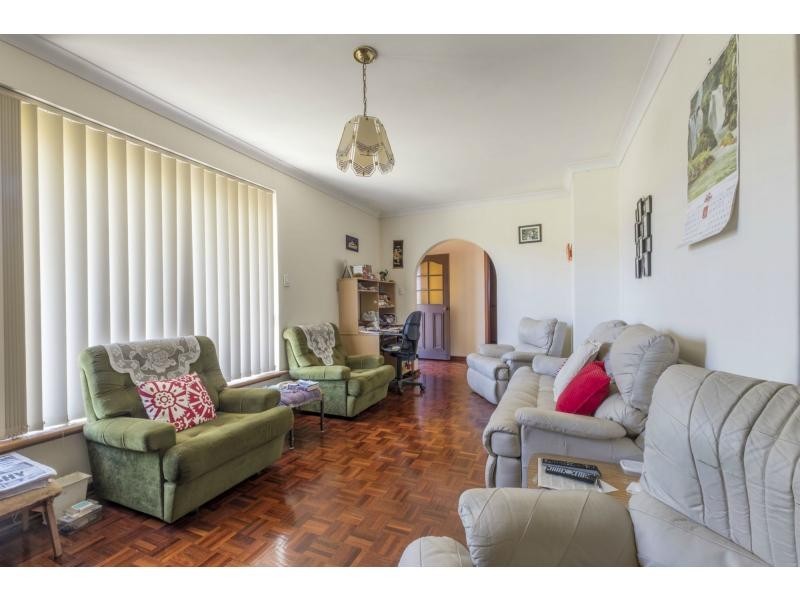 122 Railway Parade, Queens Park WA 6107