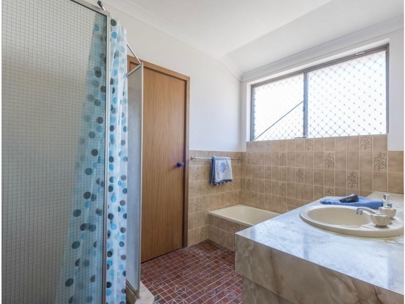 122 Railway Parade, Queens Park WA 6107