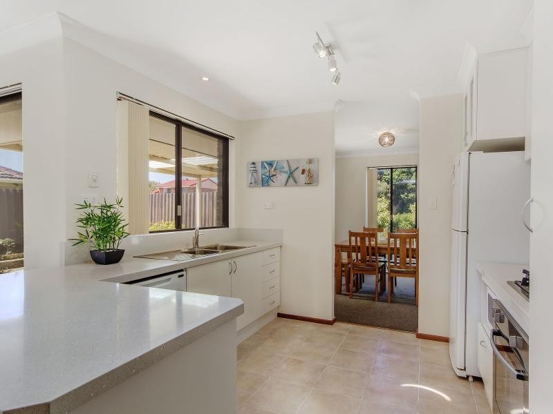 16 Hubbard Place, Safety Bay WA 6169