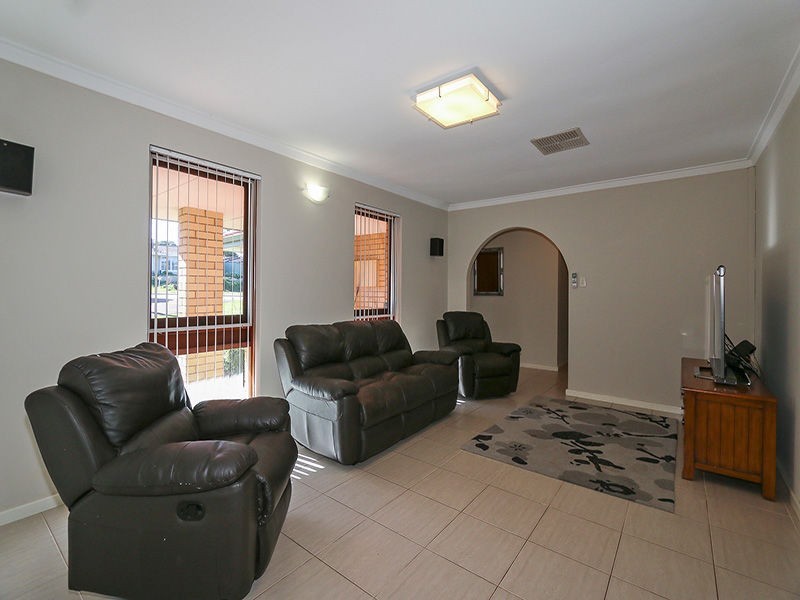 16 Baronet Road, Lesmurdie WA 6076