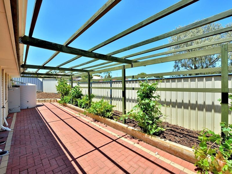 28 Kingfisher Drive, Halls Head WA 6210