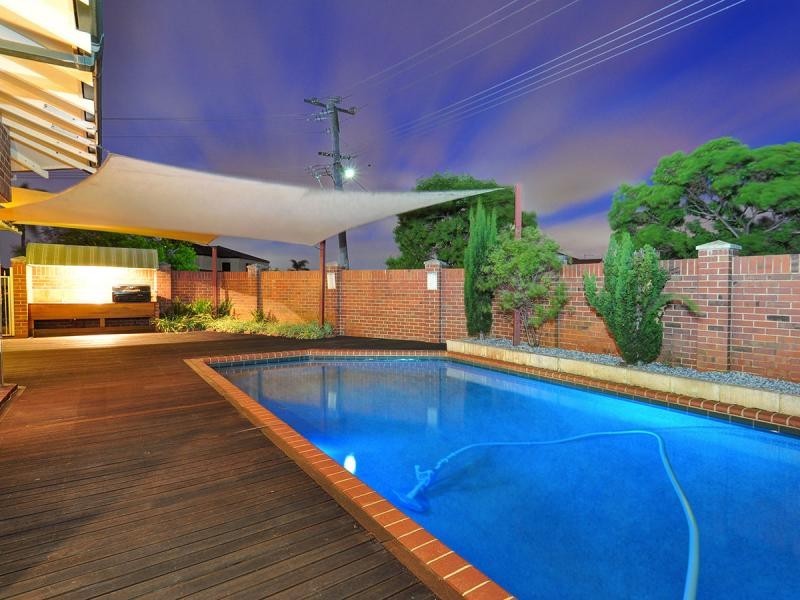 8 Lanchester Way, Stirling WA 6021