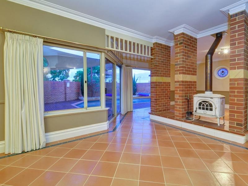 8 Lanchester Way, Stirling WA 6021