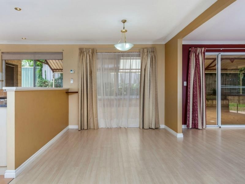 12 Wooloomooloo ROAD, Greenmount WA 6056