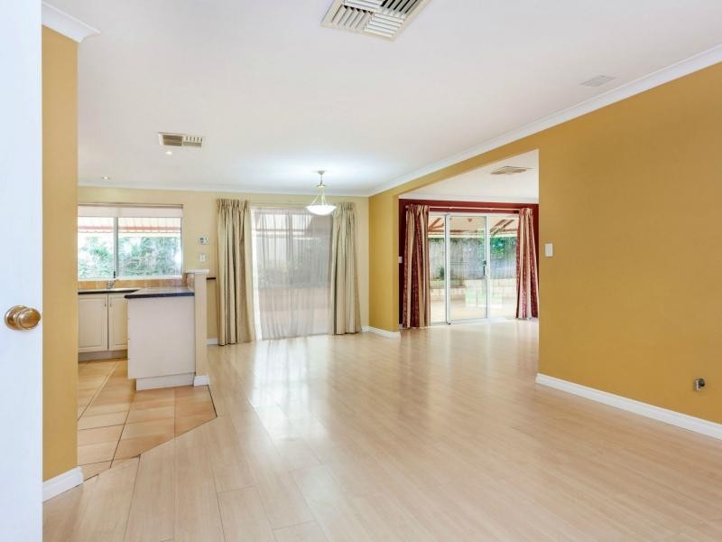 12 Wooloomooloo ROAD, Greenmount WA 6056