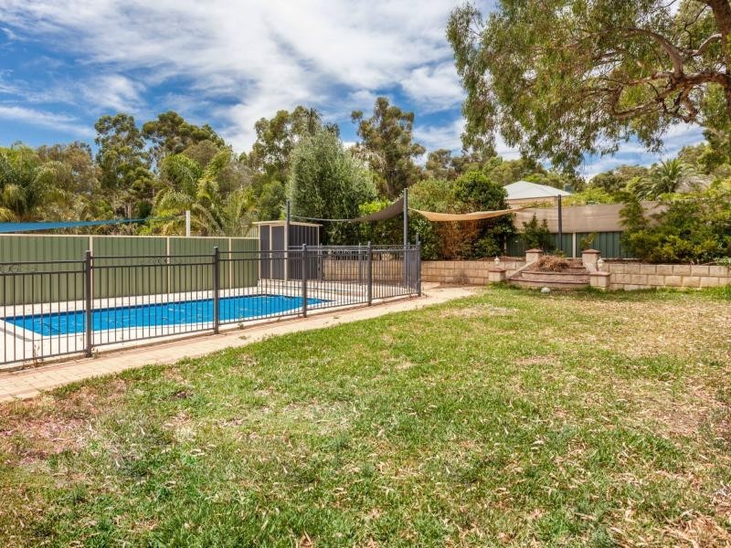 12 Wooloomooloo ROAD, Greenmount WA 6056