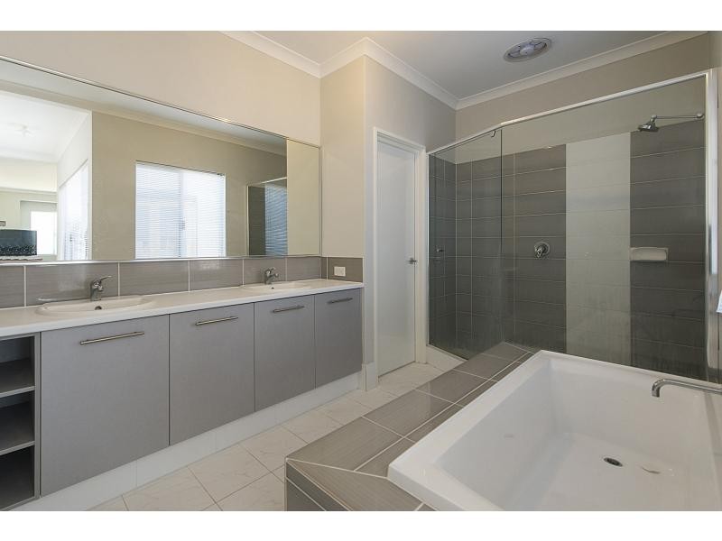 2 Gypsum Avenue, Harrisdale WA 6112