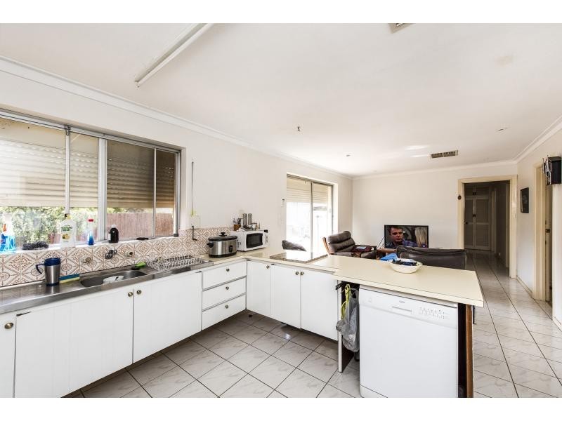 6 Ripplewood Avenue, Thornlie WA 6108