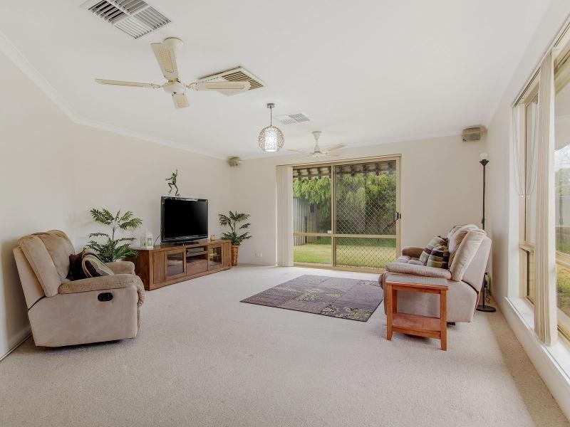 15 Oakdale Close, Safety Bay WA 6169