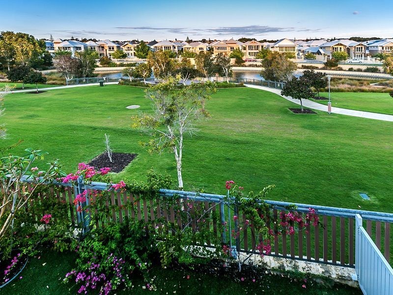 8 Tahiti Lane, Hillarys WA 6025