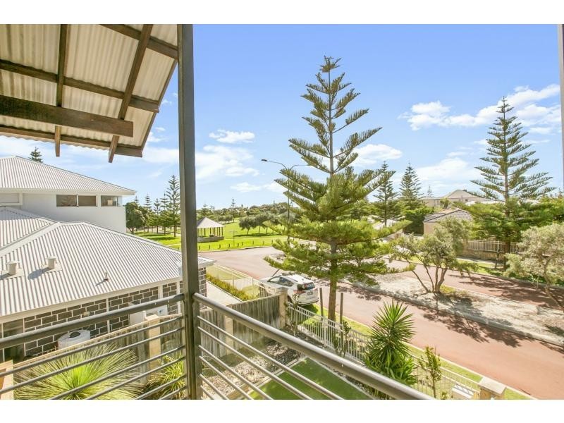 4 Grand Bank Parkway, Mindarie WA 6030