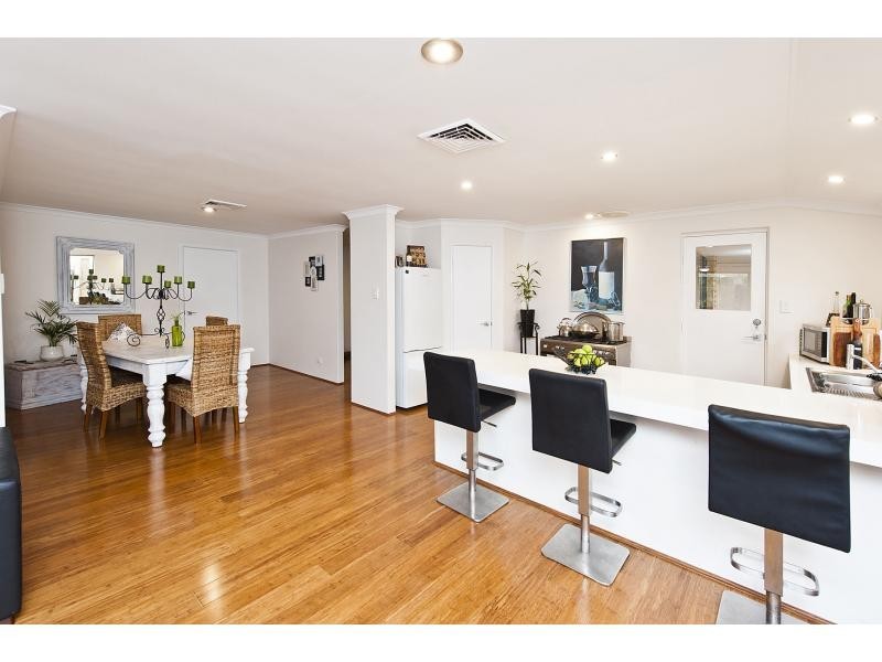 8 Holyhead Green, Mindarie WA 6030