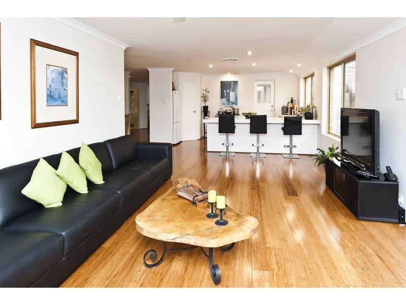 8 Holyhead Green, Mindarie WA 6030