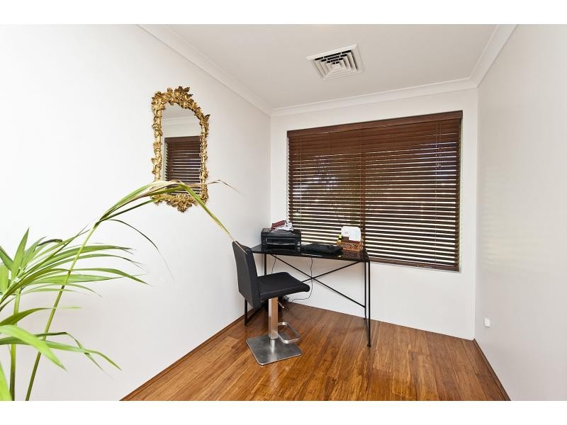 8 Holyhead Green, Mindarie WA 6030