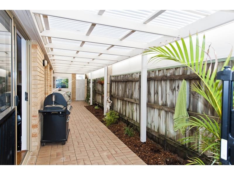 8 Holyhead Green, Mindarie WA 6030
