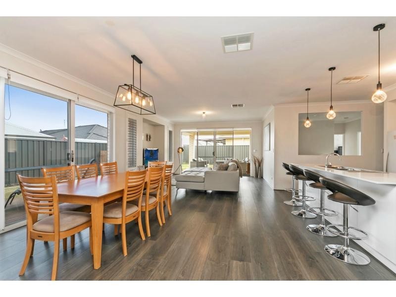 4 Albavale Road, Piara Waters WA 6112