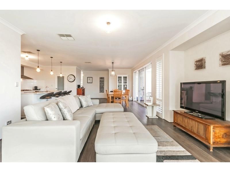 4 Albavale Road, Piara Waters WA 6112