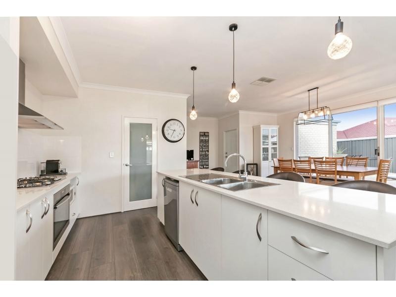 4 Albavale Road, Piara Waters WA 6112