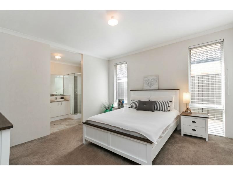 4 Albavale Road, Piara Waters WA 6112