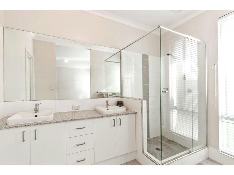 4 Albavale Road, Piara Waters WA 6112