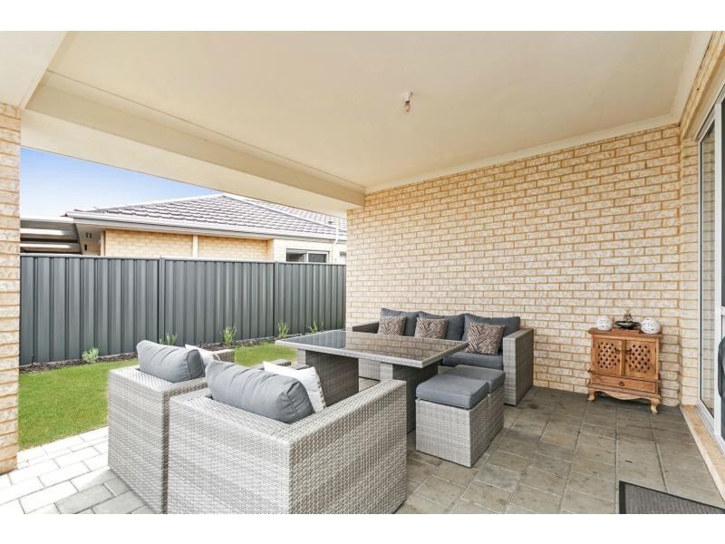 4 Albavale Road, Piara Waters WA 6112