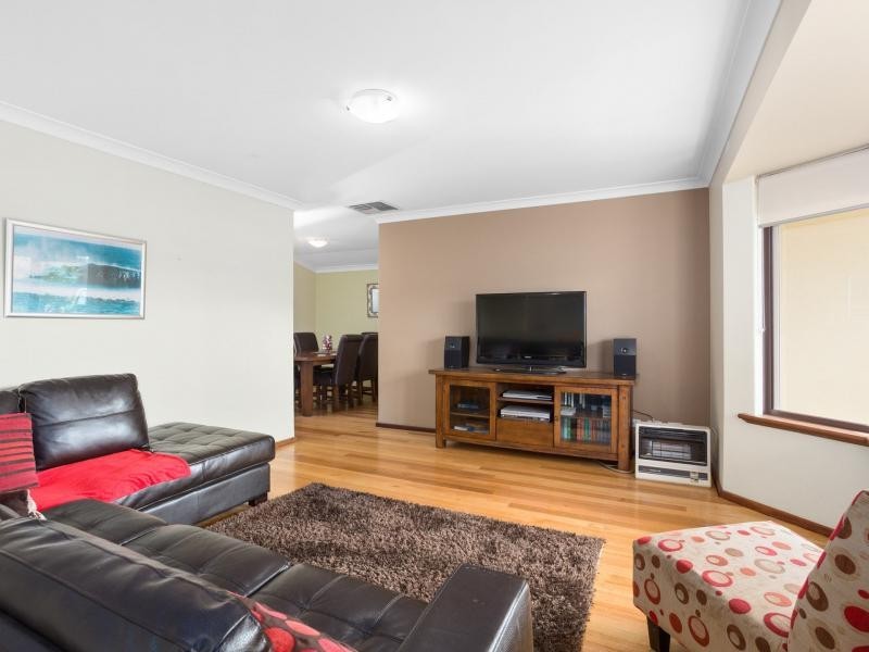 18 Marlowe Place, Munster WA 6166