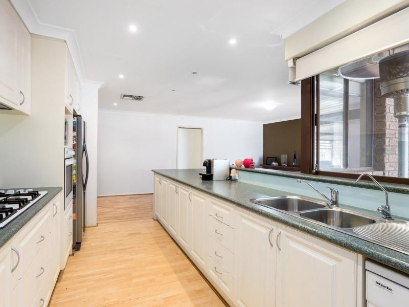 18 Marlowe Place, Munster WA 6166