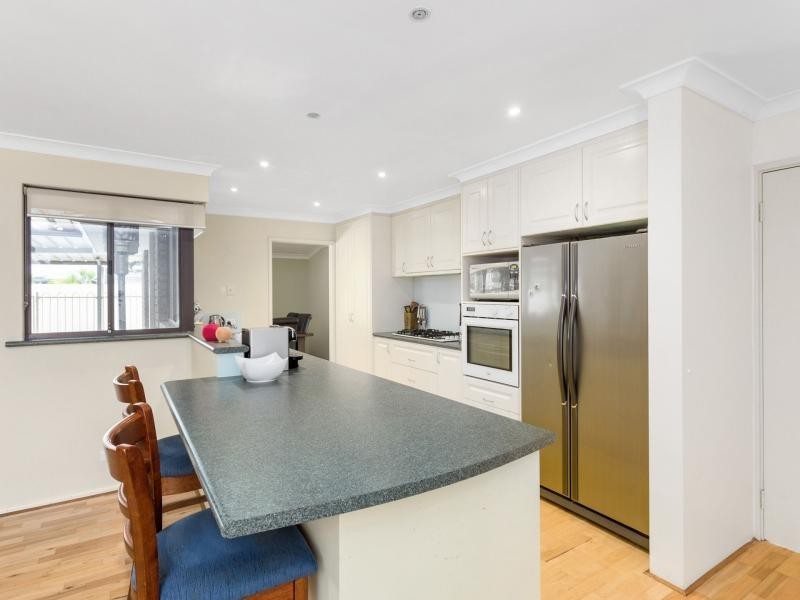 18 Marlowe Place, Munster WA 6166